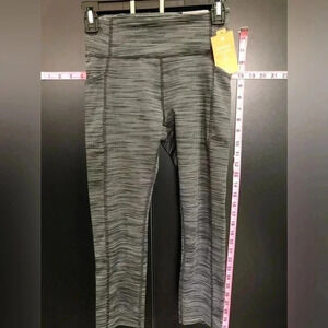 Tek Gear Dry Tek Capri mid rise athletic workout athletic leggings.leg pockets